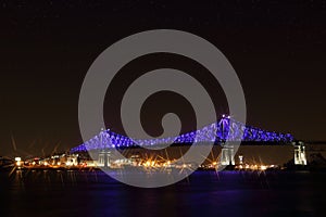 Puente encendiendo en reflexión en el agua. 375aniversario 